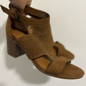 Denver Hayes Brown‎ Block Heel Suede Sandals Women's Size 9